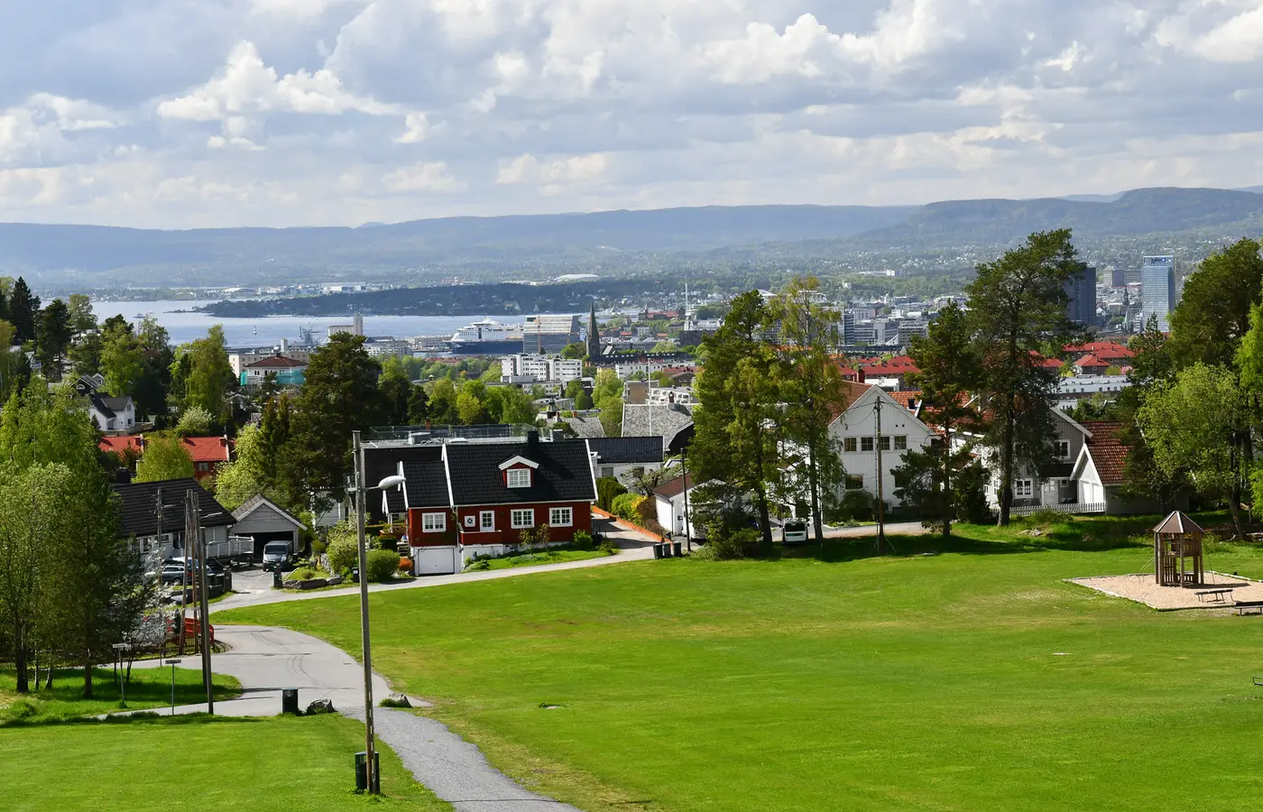 Utsikt mot Oslo sentrum og fjorden fra Nordre Skøyen hovedgård